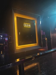 IKON夜店門口